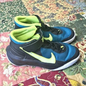 Nike Hustle youth basketball‎ shoes